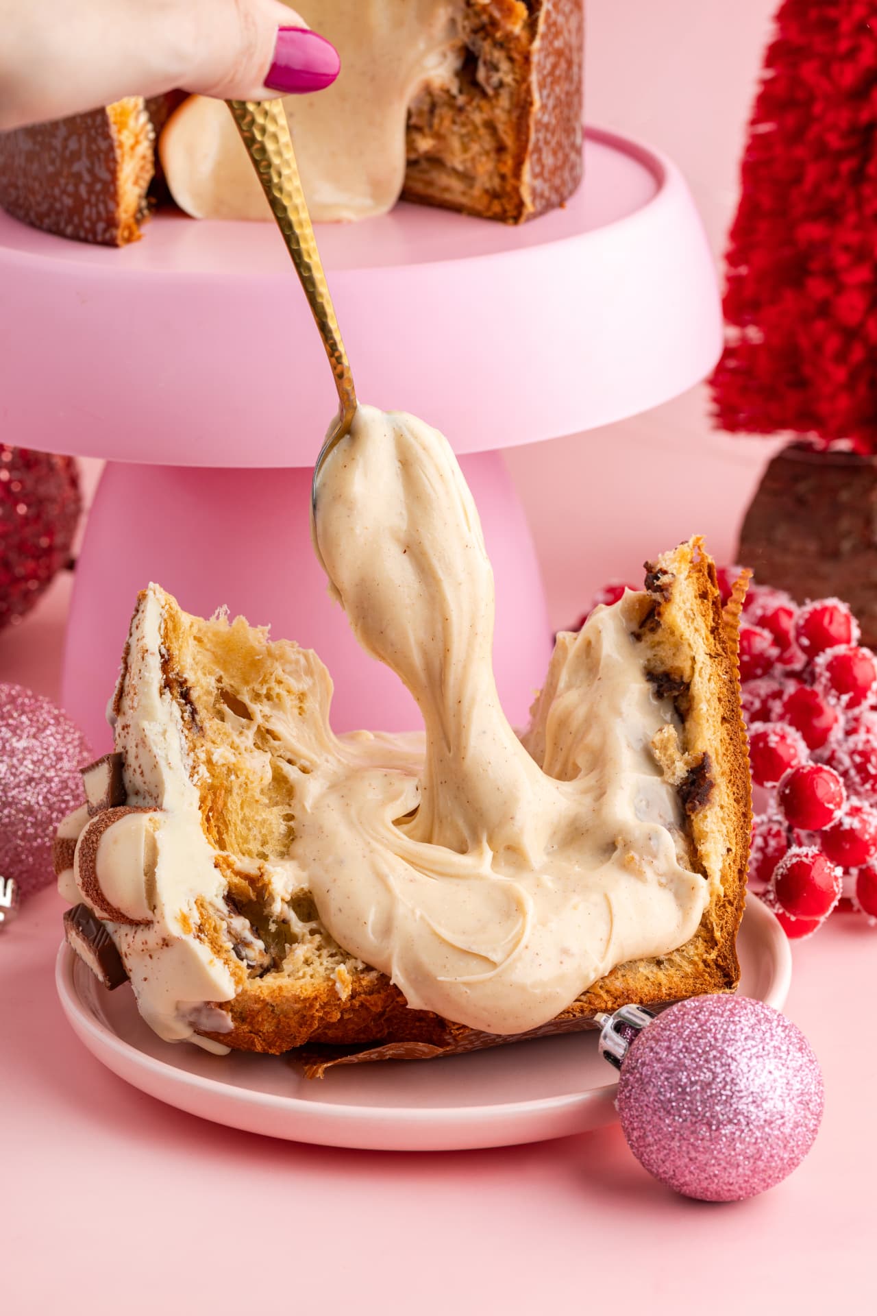 Chocotone recheado com creme escorrendo na colher, decoração natalina